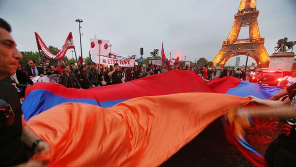 Армяне Франции размахивают флаги во время демонстрации возле Эйфелевой башни (24 апреля 2015). Париж - Sputnik Армения