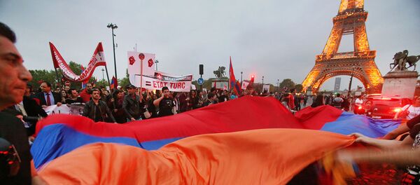 Армяне Франции размахивают флаги во время демонстрации возле Эйфелевой башни (24 апреля 2015). Париж - Sputnik Армения