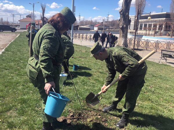 Կանաչ սահման` 95–ամյակին. Գյումրիում զինվորներն ու հրամանատարները տոնական ծառատունկի էին - Sputnik Արմենիա