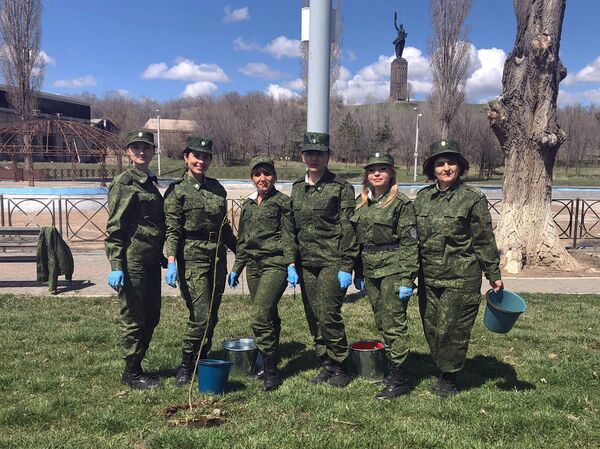 Կանաչ սահման` 95–ամյակին. Գյումրիում զինվորներն ու հրամանատարները տոնական ծառատունկի էին - Sputnik Արմենիա