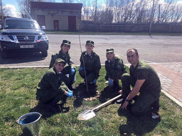 Կանաչ սահման` 95–ամյակին. Գյումրիում զինվորներն ու հրամանատարները տոնական ծառատունկի էին - Sputnik Արմենիա