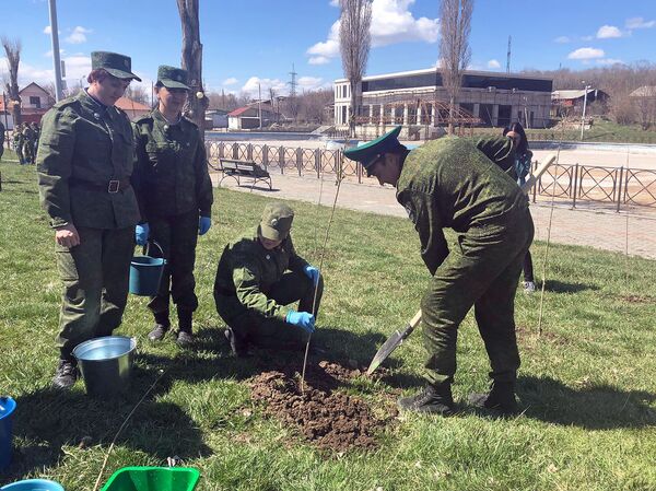 Կանաչ սահման` 95–ամյակին. Գյումրիում զինվորներն ու հրամանատարները տոնական ծառատունկի էին - Sputnik Արմենիա