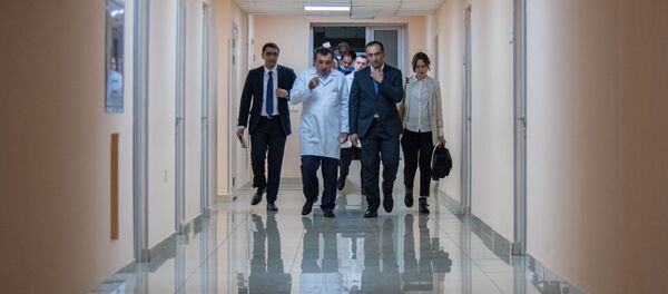 Дректор МЦ Астхик Асатур Асатрян и министр здравоохранения Арсен Торосян перед началом пресс-конференции по поводу пересадки печени (25 апреля 2019). Еревaн - Sputnik Արմենիա