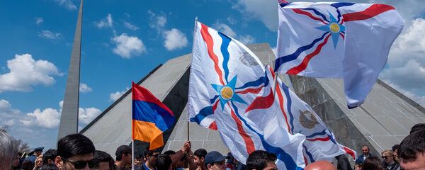 Ассирийцы Армении в мемориальном комплексе Цицернакаберд (24 апреля 2019). Еревaн Ассирийцы Армении в мемориальном комплексе Цицернакаберд (24 апреля 2019). Еревaн - Sputnik Армения