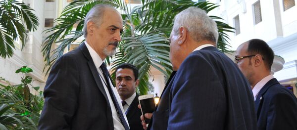 Постоянный представитель Сирии в ООН Башар аль-Джаафари (слева) во время встречи по Сирии (4 мая 2017). Астана Постоянный представитель Сирии в ООН Башар аль-Джаафари (слева) во время встречи по Сирии (4 мая 2017). Астана - Sputnik Армения