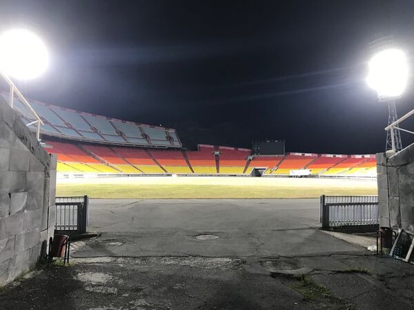 Свет надежды ненадолго озарил стадион Раздан - Sputnik Армения