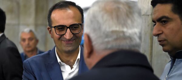 Министр Здравоохранения Арсен Торосян перед началом презентации нового состава метро с символикой ЧЕ по футболу (26 апреля 2019). Еревaн - Sputnik Армения