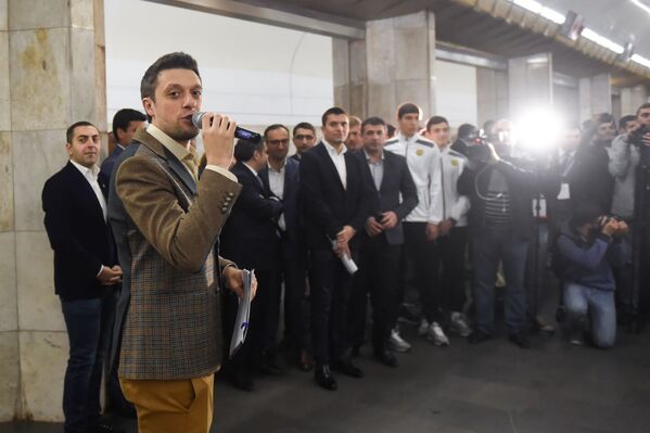 Шоумен Aram MP3 на презентации нового состава метро с символикой ЧЕ по футболу (26 апреля 2019). Еревaн - Sputnik Армения