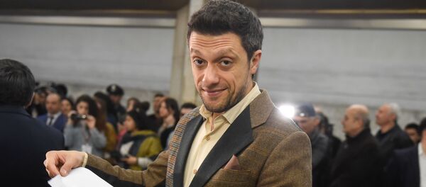 Шоумен Aram MP3 на презентации нового состава метро с символикой ЧЕ по футболу (26 апреля 2019). Еревaн - Sputnik Արմենիա