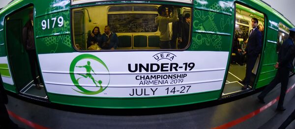 Презентации нового состава метро с символикой ЧЕ по футболу (26 апреля 2019). Еревaн Презентации нового состава метро с символикой ЧЕ по футболу (26 апреля 2019). Еревaн - Sputnik Армения