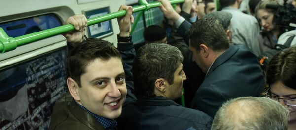 Нарек Ахназарян в вагоне нового состава метро с символикой ЧЕ по футболу (26 апреля 2019). Еревaн - Sputnik Արմենիա