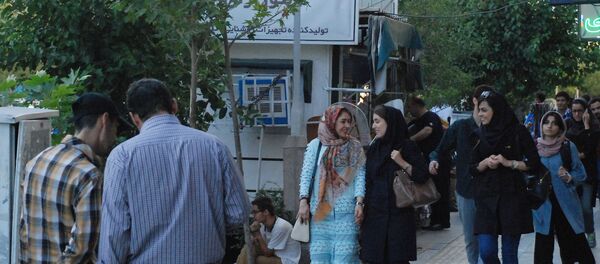 Прохожие на улице Вали-Аср в Тегеране. - Sputnik Армения