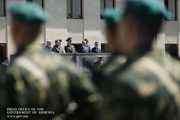 Никол Пашинян поздравил и поблагодарил всех, кто стоит на защите армянской границы Никол Пашинян поздравил и поблагодарил всех, кто стоит на защите армянской границы - Sputnik Армения