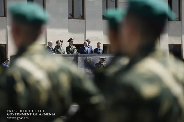 Никол Пашинян поздравил и поблагодарил всех, кто стоит на защите армянской границы Никол Пашинян поздравил и поблагодарил всех, кто стоит на защите армянской границы - Sputnik Армения