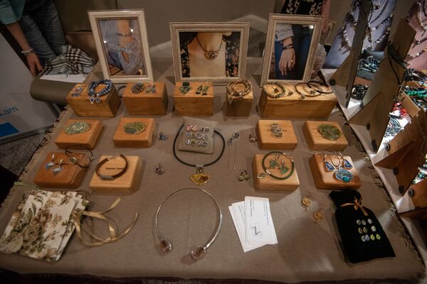 Զարդերից մինչև շամպուն. հայ գործարար կանայք բացահայտել են իրենց հաջողության գաղտնիքը Զարդերից մինչև շամպուն. հայ գործարար կանայք բացահայտել են իրենց հաջողության գաղտնիքը - Sputnik Արմենիա