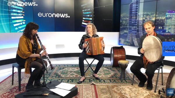 Ֆրանսահայը հայերէն եւ թրքերէն երգերով համերաշխութեան կոչ կը յղէ երկու ժողովուրդներուն Ֆրանսահայը հայերէն եւ թրքերէն երգերով համերաշխութեան կոչ կը յղէ երկու ժողովուրդներուն - Sputnik Արմենիա