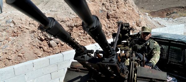 Военные Свободной Сирийской Армии патрулируют окраины северного города Джиср-эш-Шугур, к западу от города Идлиб (9 сентября 2018). Сирия - Sputnik Армения