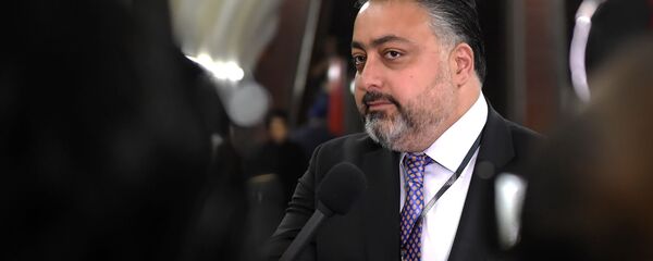 Руководитель административного района Кентрон Виктор Мнацаканян перед началом презентации нового состава метро с символикой ЧЕ по футболу (26 апреля 2019). Еревaн - Sputnik Արմենիա