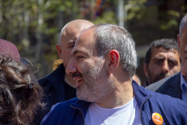 Քոչարի, սելֆիներ, փակ փողոց. Փաշինյանը քաղաքացիների հետ նշում է Քաղաքացու օրը Քոչարի, սելֆիներ, փակ փողոց. Փաշինյանը քաղաքացիների հետ նշում է Քաղաքացու օրը - Sputnik Արմենիա