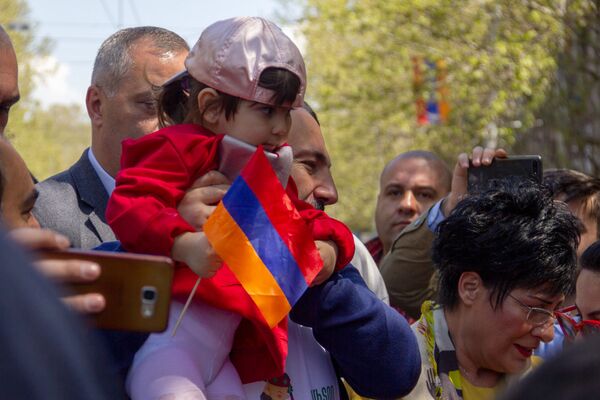 Քոչարի, սելֆիներ, փակ փողոց. Փաշինյանը քաղաքացիների հետ նշում է Քաղաքացու օրը Քոչարի, սելֆիներ, փակ փողոց. Փաշինյանը քաղաքացիների հետ նշում է Քաղաքացու օրը - Sputnik Արմենիա