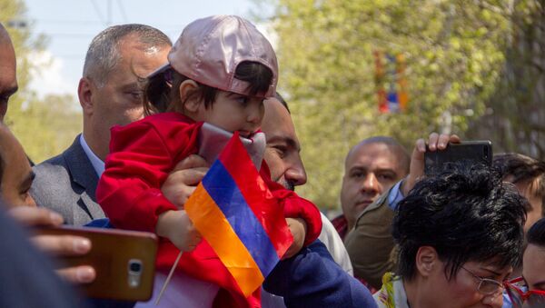 Никол Пашинян на празднике день гражданина в Ереване - Sputnik Армения