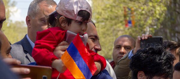 Никол Пашинян на празднике день гражданина в Ереване - Sputnik Արմենիա