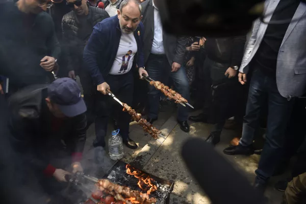 Очередь для селфи и шашлыки։ Никол Пашинян вышел в народ праздновать День гражданина Очередь для селфи и шашлыки։ Никол Пашинян вышел в народ праздновать День гражданина - Sputnik Армения