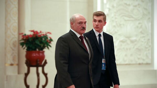 Президент Беларуси Александр Лукашенко и его сын Николай уезжают после встречи с президентом Китая Си Цзиньпином - Sputnik Армения