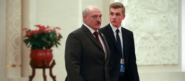 Президент Беларуси Александр Лукашенко и его сын Николай уезжают после встречи с президентом Китая Си Цзиньпином Президент Беларуси Александр Лукашенко и его сын Николай уезжают после встречи с президентом Китая Си Цзиньпином - Sputnik Армения