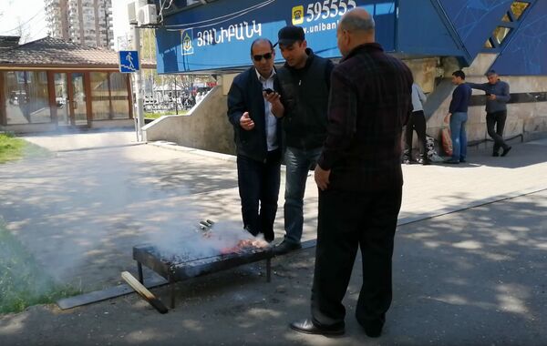 Ո՞ւմ պատրաստած խորովածը կերավ Նիկոլ Փաշինյանը. տեսանյութեր  - Sputnik Արմենիա