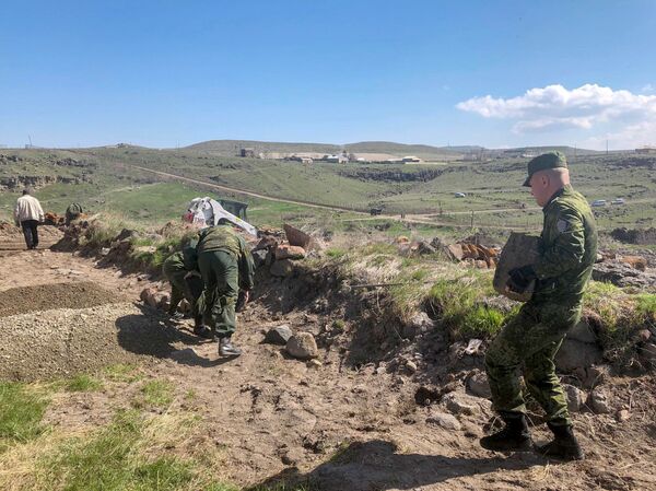 Российские пограничники помогли благоустроить двор церкви на армяно-турецкой границе - Sputnik Армения
