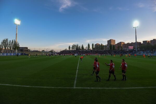 Артур Ванецян призвал футбольные клубы строить высококачественные стадионы Артур Ванецян призвал футбольные клубы строить высококачественные стадионы - Sputnik Армения