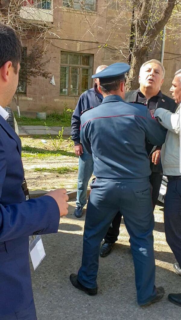 Ո՞վ է ստում. փոխմարզպետը հարձակման ենթարկվե՞լ է, թե՞ ոչ. լուսանկարներ դեպքի վայրից Ո՞վ է ստում. փոխմարզպետը հարձակման ենթարկվե՞լ է, թե՞ ոչ. լուսանկարներ դեպքի վայրից - Sputnik Արմենիա