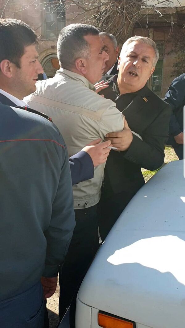 Ո՞վ է ստում. փոխմարզպետը հարձակման ենթարկվե՞լ է, թե՞ ոչ. լուսանկարներ դեպքի վայրից Ո՞վ է ստում. փոխմարզպետը հարձակման ենթարկվե՞լ է, թե՞ ոչ. լուսանկարներ դեպքի վայրից - Sputnik Արմենիա