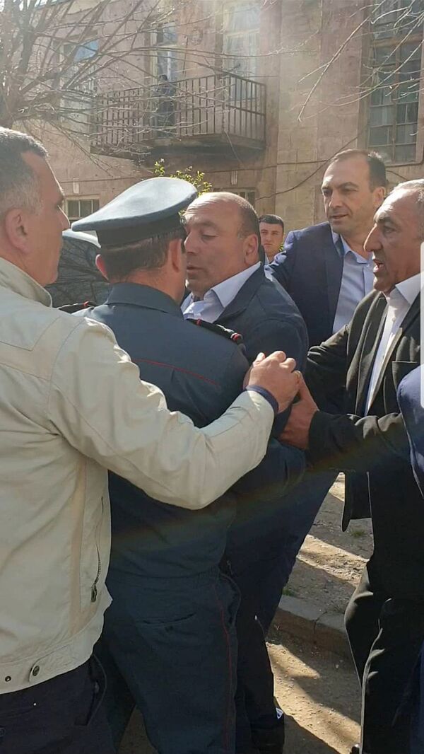 Ո՞վ է ստում. փոխմարզպետը հարձակման ենթարկվե՞լ է, թե՞ ոչ. լուսանկարներ դեպքի վայրից Ո՞վ է ստում. փոխմարզպետը հարձակման ենթարկվե՞լ է, թե՞ ոչ. լուսանկարներ դեպքի վայրից - Sputnik Արմենիա