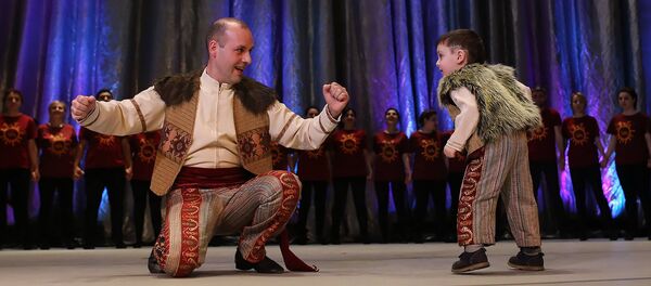 Арег и Артавазд Айвазяны во время исполнения танца Ярхушта - Sputnik Армения