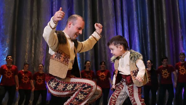 Арег и Артавазд Айвазяны во время исполнения танца Ярхушта - Sputnik Армения