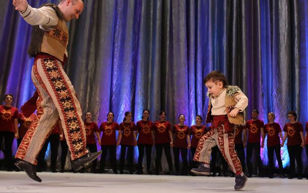 Арег и Артавазд Айвазяны во время исполнения танца Ярхушта - Sputnik Армения