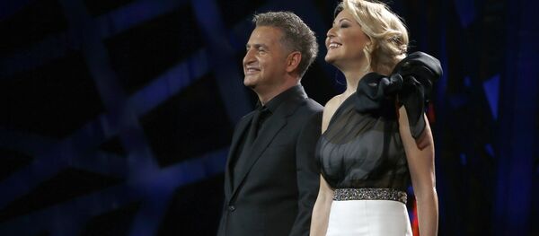 Певец Леонид Агутин с супругой, певицей Анжеликой Варум во время своего выступления на премии Золотой граммофон (1 декабря 2012). Москвa - Sputnik Армения