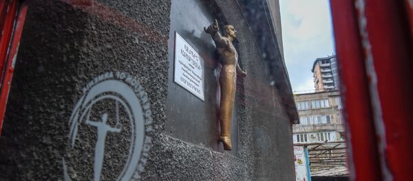 Статуэтка Альберта Азаряна у входа в школу олимпийского резерва по гимнастике имени Альберта Азаряна - Sputnik Արմենիա