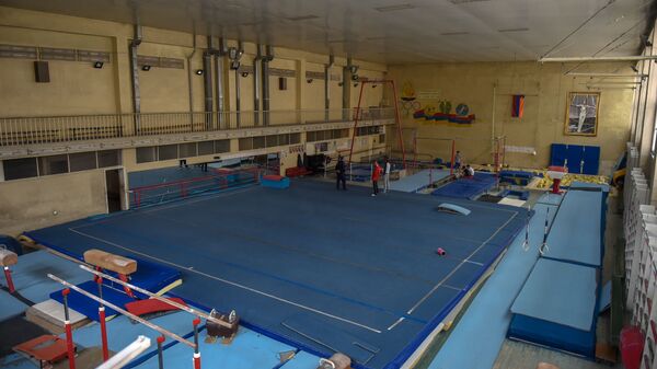 Тренировочный зал в школе олимпийского резерва по гимнастике имени Альберта Азаряна - Sputnik Արմենիա