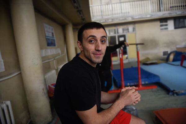 Двукратный призер чемпионатов Европы Артур Давтян в школе олимпийского резерва по гимнастике имени Альберта Азаряна - Sputnik Армения