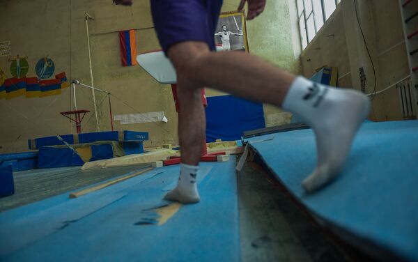 Беговая дорожка перед гимнастическим козлом в тренировочном зале школы олимпийского резерва по гимнастике имени Альберта Азаряна - Sputnik Армения