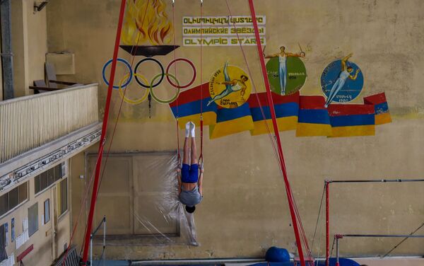 Гимнастические кольца в тренировочном зале школы олимпийского резерва по гимнастике имени Альберта Азаряна - Sputnik Армения
