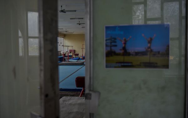 Дверь в тренировочный зал школы олимпийского резерва по гимнастике имени Альберта Азаряна - Sputnik Армения