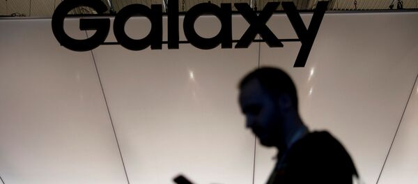 Посетитель со смартфоном на стенде Samsung на Mobile World Congress (26 февраля 2019). Барселона - Sputnik Արմենիա