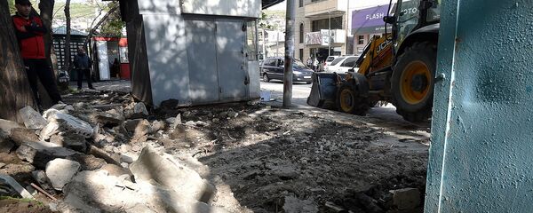 Мерия Еревана приступила к демонтажу незаконно построенных ларьков на улице Нар-Доса (29 апреля 2019). Еревaн - Sputnik Արմենիա