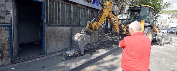 Мерия Еревана приступила к демонтажу незаконно построенных ларьков на улице Нар-Доса (29 апреля 2019). Еревaн - Sputnik Արմենիա