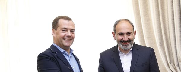 Встреча премьер-министров Армении и России Никола Пашиняна и Дмитрия Медведева (29 апреля 2019). Еревaн Встреча премьер-министров Армении и России Никола Пашиняна и Дмитрия Медведева (29 апреля 2019). Еревaн - Sputnik Армения