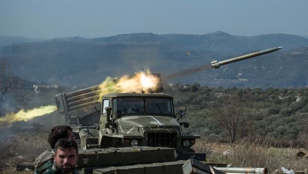 Артиллеристы сирийской армии стреляют из систем залпового огня Град на позициях в провинции Идлиб (10 февраля 2016). Сирия - Sputnik Армения